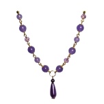 Nefriit. Kaelakee keskmine osa. Metallosad: kuldset värvi.