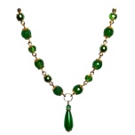 Nefriit. Kaelakee keskmine osa. Metallosad: kuldset värvi.