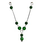 Nefriit. Kaelakee keskmine osa. Metallosad: hõbedast värvi.