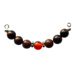 Käevõru keskne element. Obsidiaan/karneool. Metallosad: hõbedast värvi.